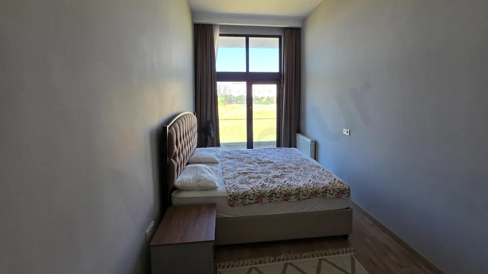 Modern mimariye sahip, geniş ve aydınlık bir yatak odası iç mekanı.