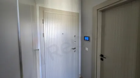 Beylikdüzü'nde modern bir rezidans dairesinin geniş ve aydınlık koridoru.