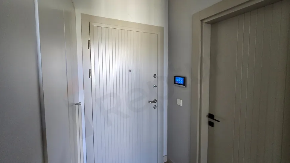 Beylikdüzü'nde modern bir rezidans dairesinin geniş ve aydınlık koridoru.