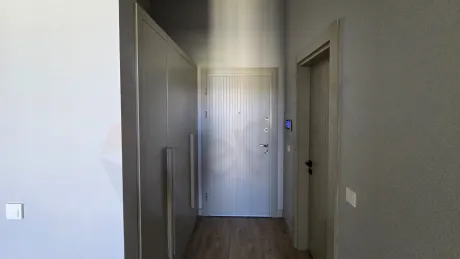 Modern bir rezidans dairesinin geniş ve aydınlık koridor görünümü.