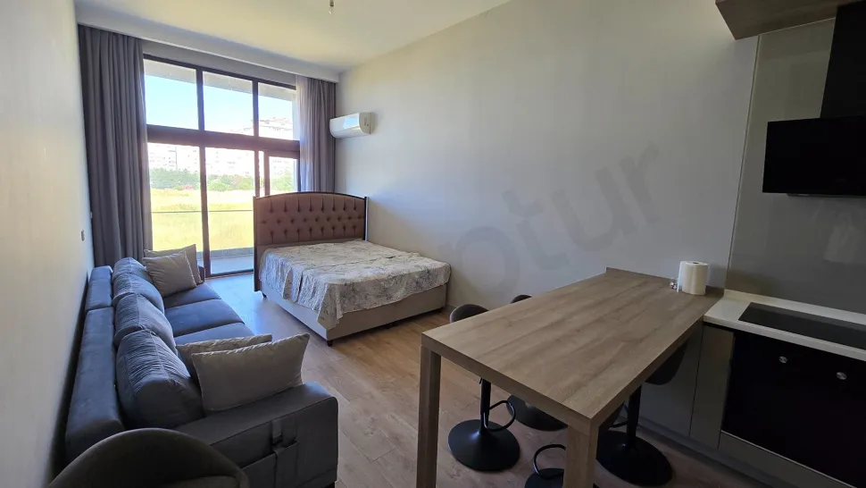 Modern bir 1+1 dairenin geniş ve aydınlık oturma odası alanı.
