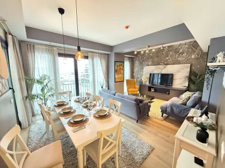 Modern mobilyalı, şık ve aydınlık bir yemek odası görünümü.