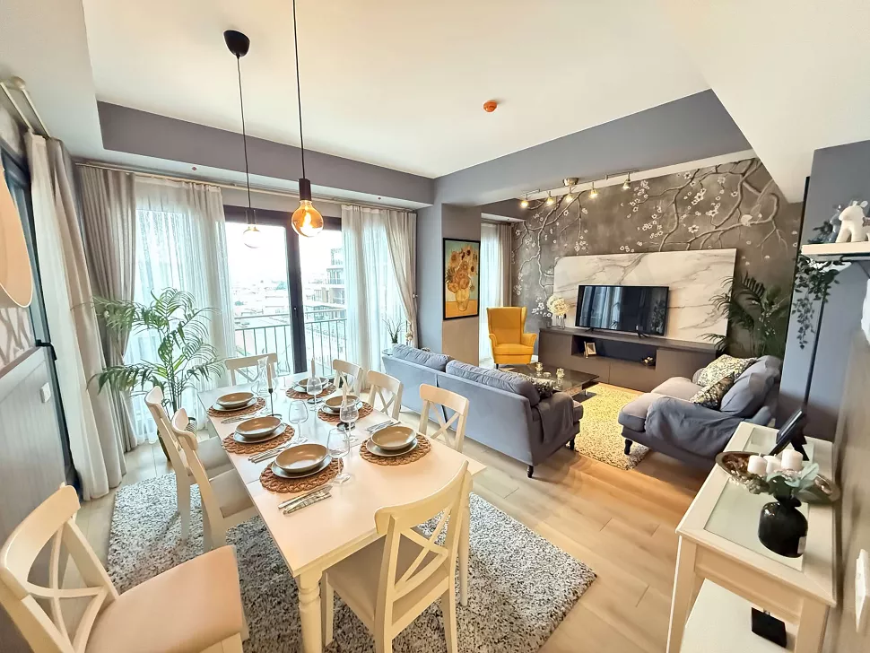 Modern mobilyalı, şık ve aydınlık bir yemek odası görünümü.