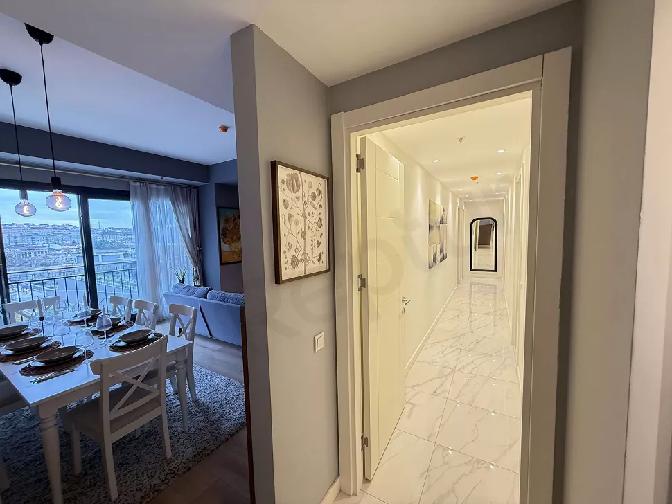 Modern dekore edilmiş, mobilyalı ve geniş bir dairenin aydınlık koridoru.