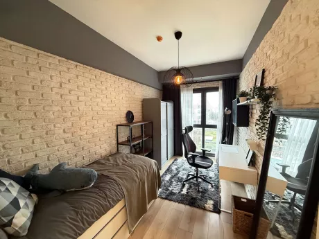 Modern mobilyalı, geniş ve aydınlık bir yatak odası görünümü.