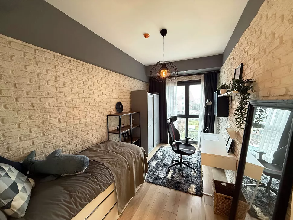 Modern mobilyalı, geniş ve aydınlık bir yatak odası görünümü.