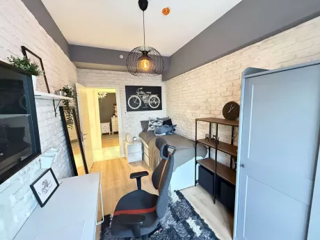 Modern mobilyalarla dekore edilmiş şık ve aydınlık bir yatak odası görünümü.