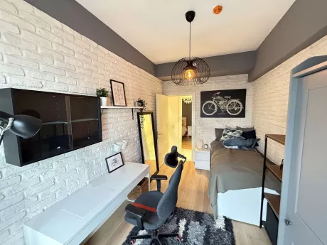 Modern mobilyalarla döşenmiş, geniş ve aydınlık yatak odası iç mekan görünümü.