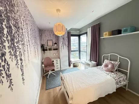 Modern ve şık mobilyalarla döşenmiş, geniş ve aydınlık yatak odası görseli.