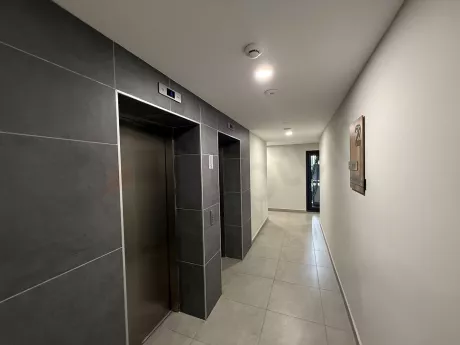 Modern bir apartman binasının içindeki şık ve yeni asansör kapısı.