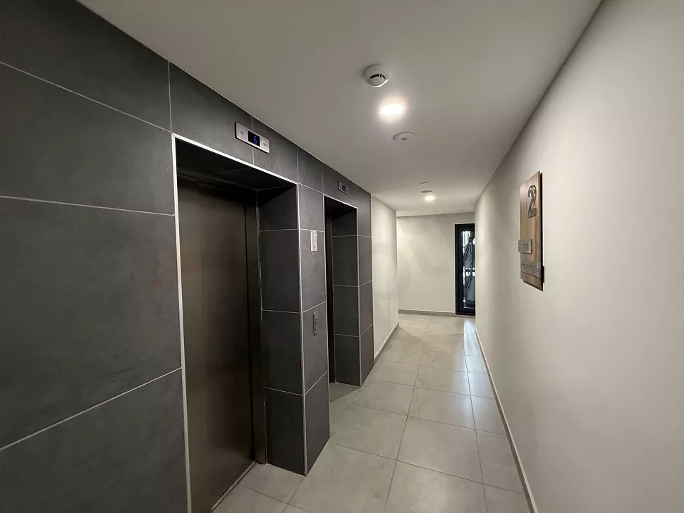 Modern bir apartman binasının içindeki şık ve yeni asansör kapısı.