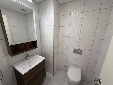Modern tasarımlı, şık ve geniş banyo alanı.