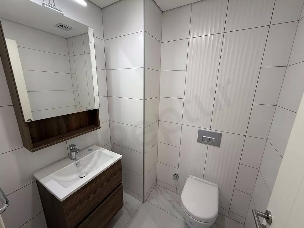 Modern tasarımlı, şık ve geniş banyo alanı.