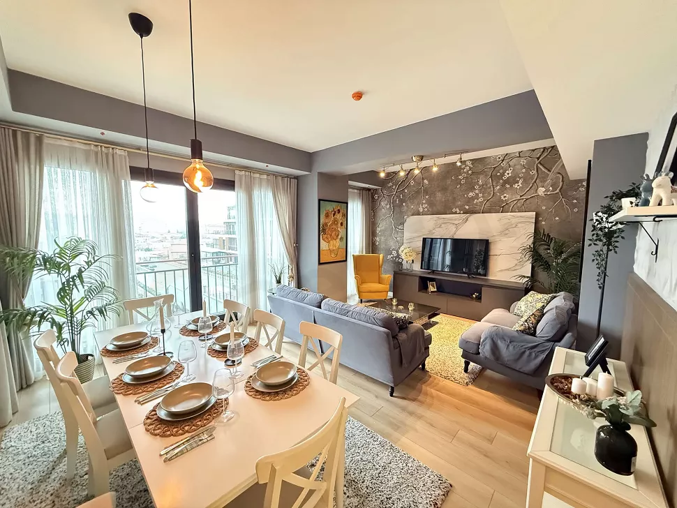 Modern mobilyalarla dekore edilmiş şık ve ferah bir yemek odası görünümü.