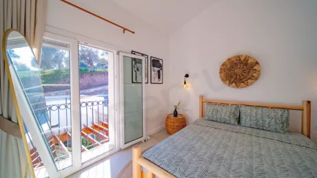 Aydınlık ve modern yatak odası görseli.