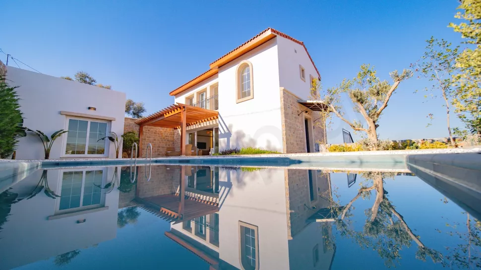 Muğla Bodrum'da yer alan bir villanın yüzme havuzu fotoğrafı.