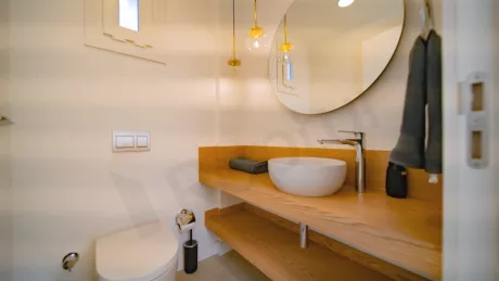 Aydınlık ve modern tasarımlı banyo.