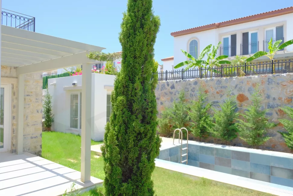 Bahçeli villa görseli.