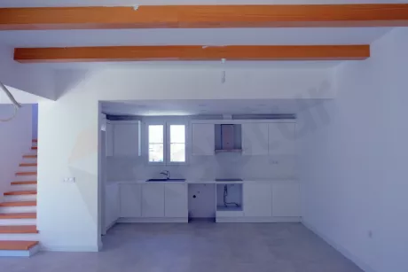 Modern tasarımlı, aydınlık ve geniş mutfak görüntüsü.