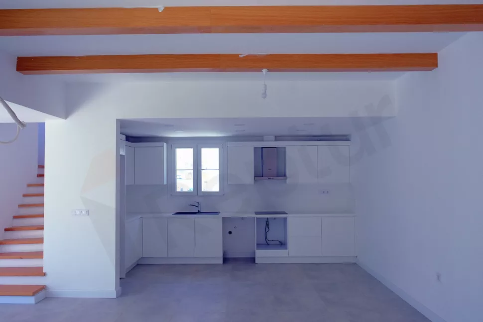 Modern tasarımlı, aydınlık ve geniş mutfak görüntüsü.