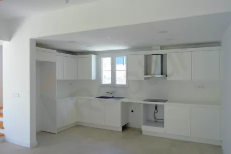 Modern mutfak tezgahı ve dolapları detayı.