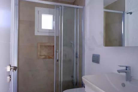 Modern tasarımlı, aydınlık ve ferah banyo iç mekanı.