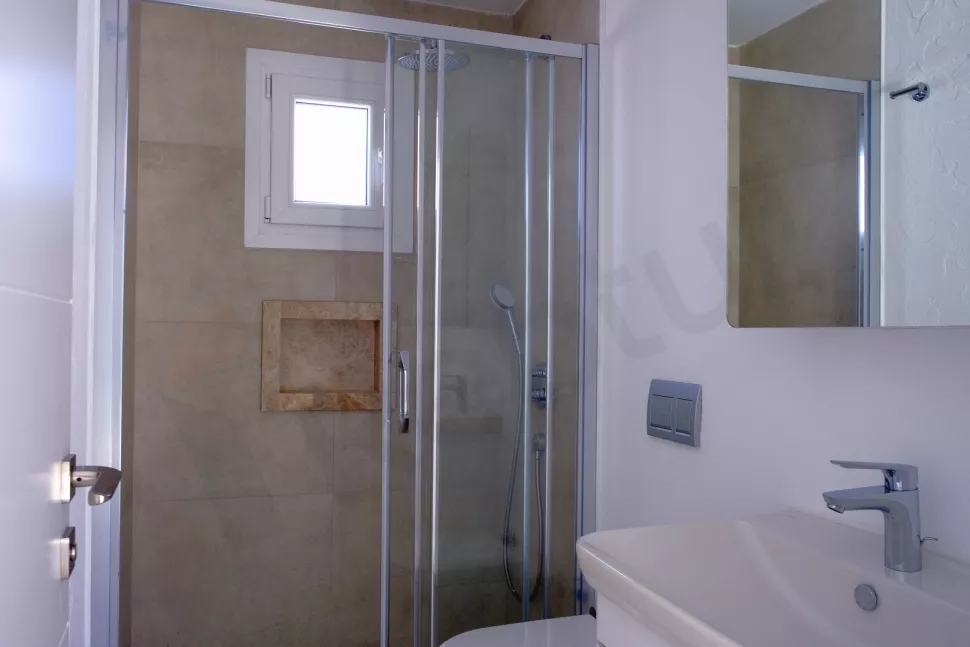 Modern tasarımlı, aydınlık ve ferah banyo iç mekanı.