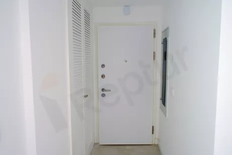 Villa giriş kapısı detayı.
