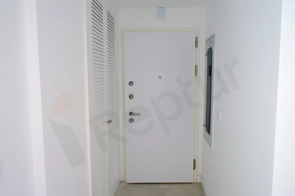 Villa giriş kapısı detayı.
