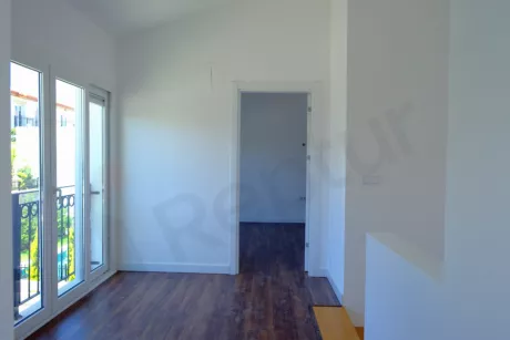 Aydınlık ve ferah yatak odası görseli.