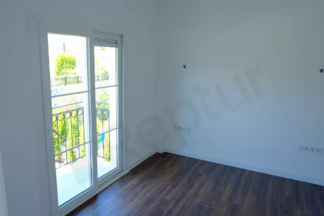 Aydınlık ve geniş yatak odası görseli.