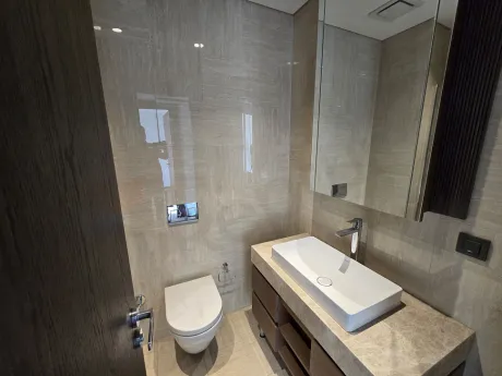 Modern banyo tasarımı, şık seramik döşemeler ve kaliteli banyo armatürleri.
