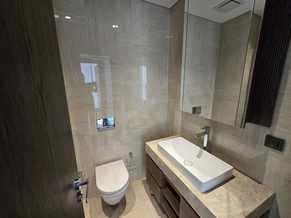 Modern banyo tasarımı, şık seramik döşemeler ve kaliteli banyo armatürleri.