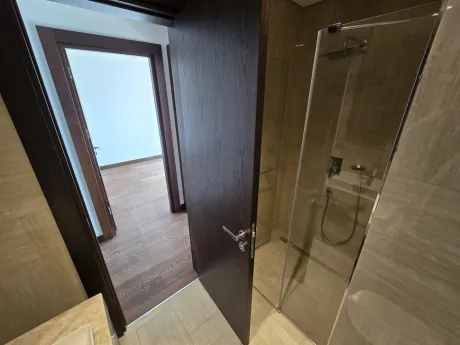 Modern tasarımlı, şık seramik döşemeli ve kaliteli vitrifiye ürünlerine sahip banyo görseli.