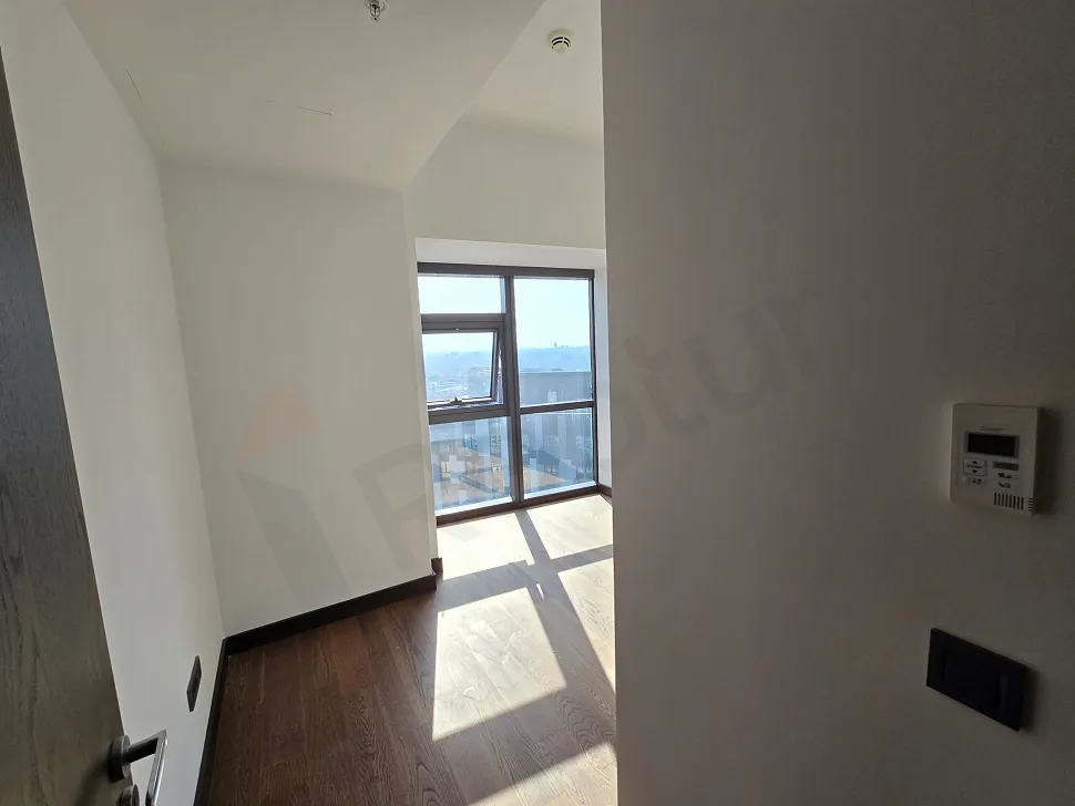 Modern ve ferah bir yatak odasının genel görünümü.