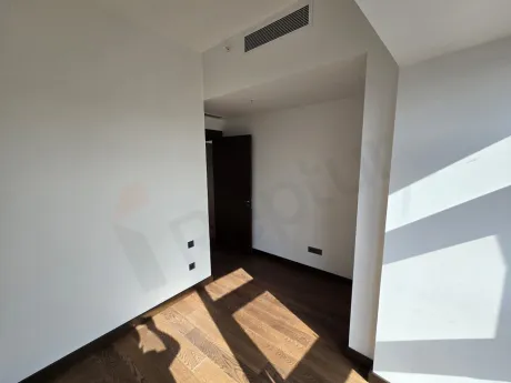 Modern tasarımlı, ferah ve geniş bir yatak odası iç mekanı.