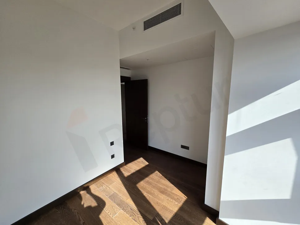 Modern tasarımlı, ferah ve geniş bir yatak odası iç mekanı.