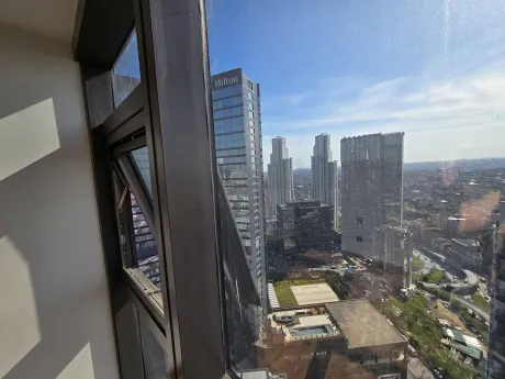 Cam Duvar Tasarımlı, Panoramik Şehir Manzaralı ve Çift Banyolu 2+1
