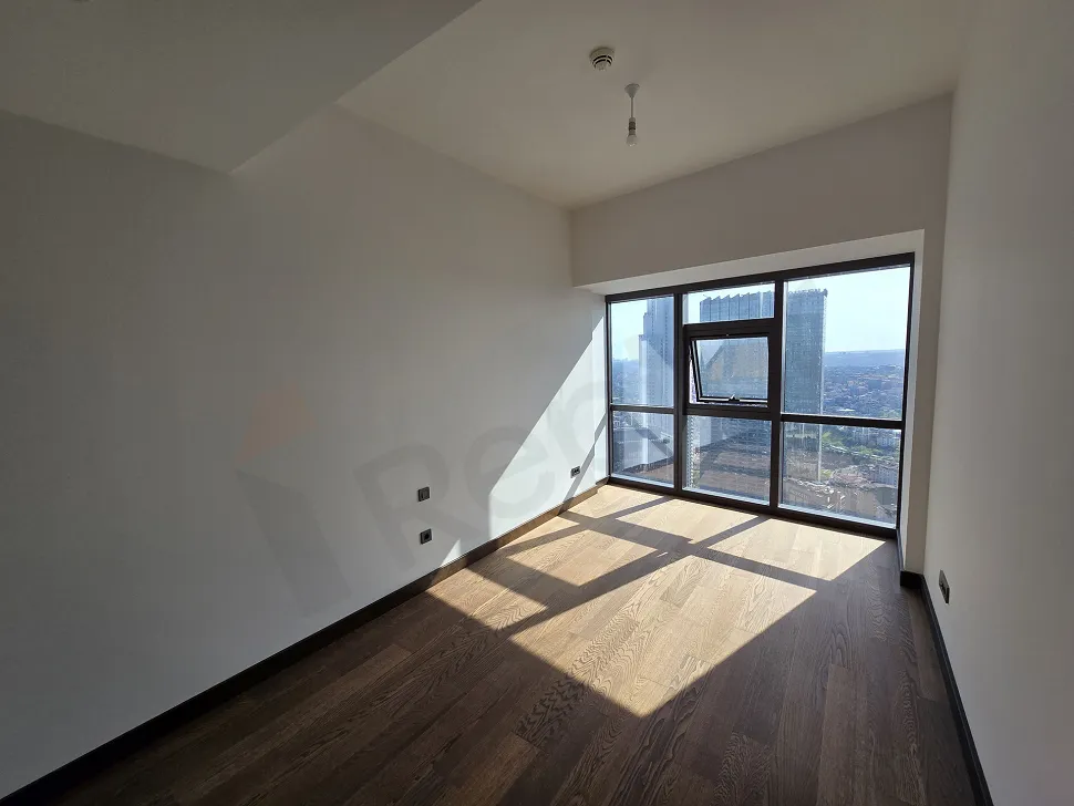 Şişli'de yer alan modern tasarımlı, geniş pencereli ve gün ışığı alan yatak odası iç mekanı.