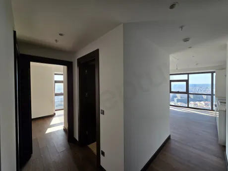 Modern tasarımlı, şık ve estetik daire içi merdiven görüntüsü.