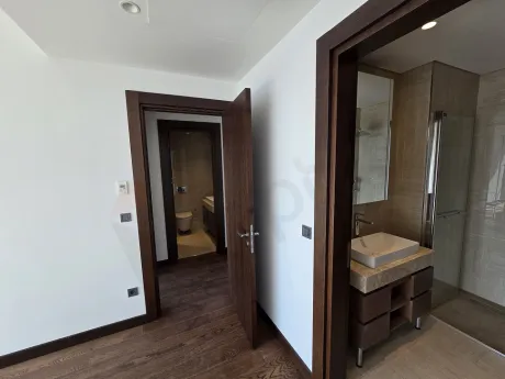 Modern tasarımlı daire içi merdiven ve iç mekan görünümü.