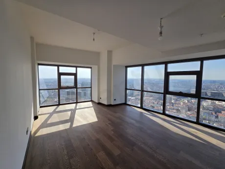 Modern ve ferah bir oturma odası alanı görünümü.