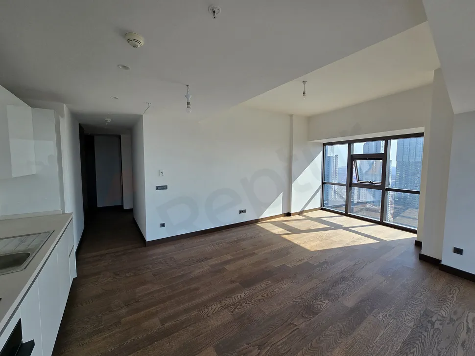 İstanbul Şişli'de yer alan modern bir rezidans dairesinin geniş ve aydınlık oturma odası.