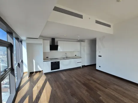 Modern tasarımlı, geniş ve aydınlık bir açık mutfak alanı.