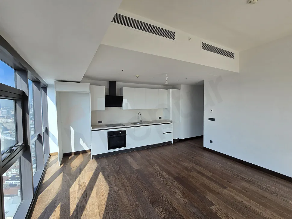 Modern tasarımlı, geniş ve aydınlık bir açık mutfak alanı.