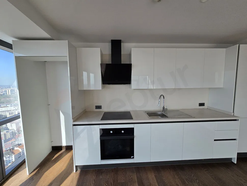 Şişli'deki lüks bir rezidans dairesinin modern ve geniş mutfak tasarımı.