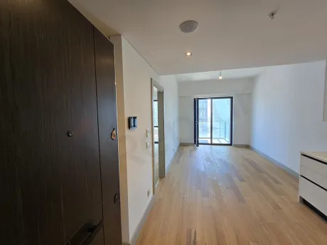 Modern bir rezidans dairesinin çelik giriş kapısı ve antre alanı.