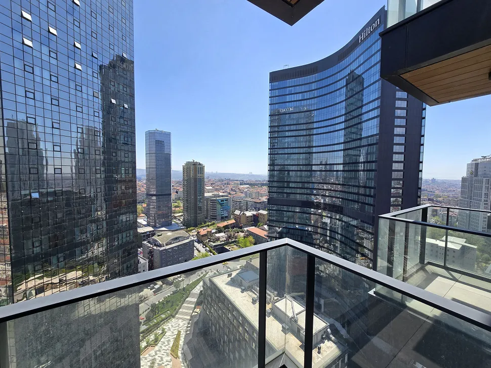Şişli'deki modern bir rezidans dairesinin şehir manzarasına açılan geniş balkonu.