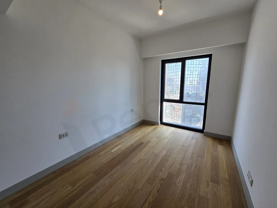 Şişli'de modern bir dairenin geniş ve aydınlık yatak odası görünümü.