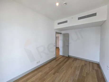 Şişli'deki rezidans dairesinde modern ve ferah yatak odası alanı.